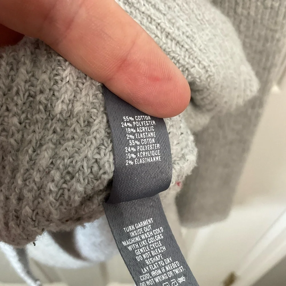 Aerie gray sweater. Long sleeve. Vneck. Size M.
